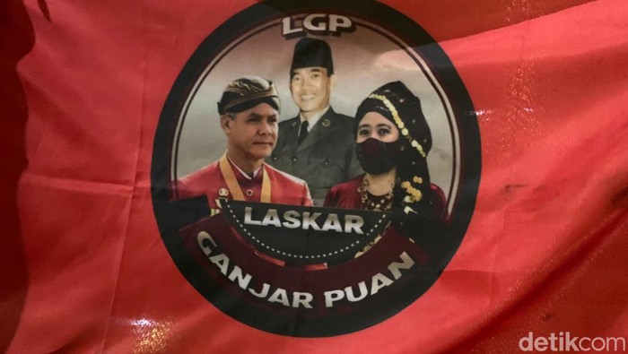 Bendera Ganjar Pranowo-Puan Maharani bertebaran di Surabaya. Dalam bendera berwarna merah tersebut juga terpampang wajah Bung Karno.
