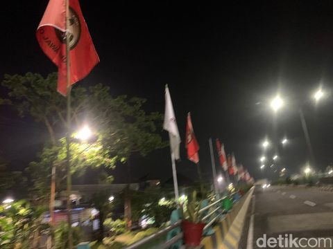 Bendera Ganjar Pranowo-Puan Maharani bertebaran di Surabaya. Dalam bendera berwarna merah tersebut juga terpampang wajah Bung Karno.