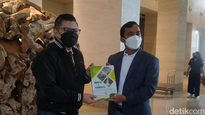 Bupati Batang Wihari menyerahkan buku kepada Editor in Chief detikcom Alfito Deannova, Sabtu (5/2/2022).