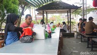 Banyak pengunjung datang dari kota Singkawang,dan juga kota lain di sekitarnya. Kebanyakan dari mereka mengakui kelezatan choi pan marga Tjhia.