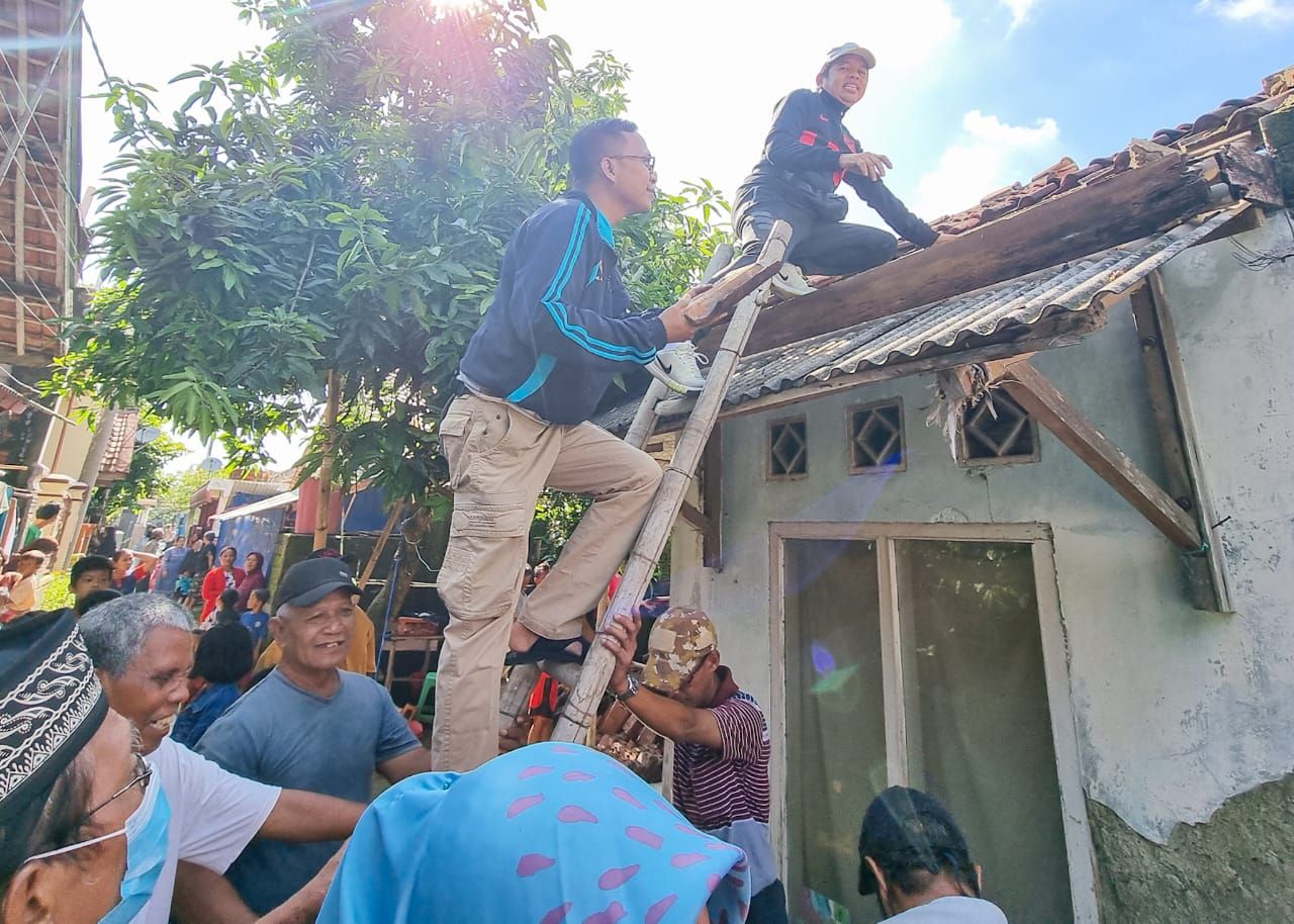 Dedi Mulyadi perbaiki atap rumah warga yang rusak
