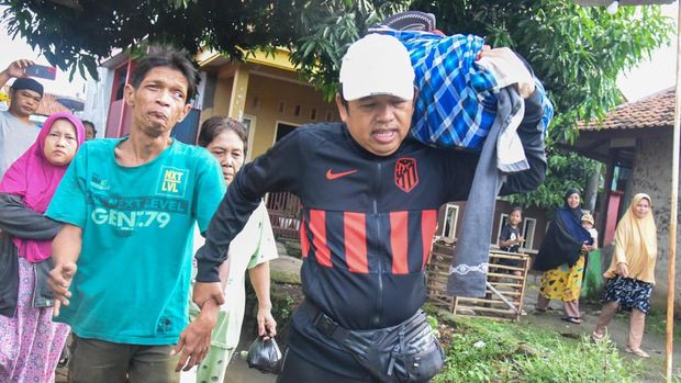 Dedi Mulyadi perbaiki atap rumah warga yang rusak