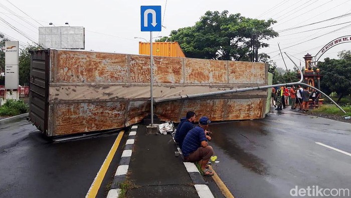 Detik-detik Evakuasi Truk Tronton yang Ditabrak Trailer di Boyolali Petugas berhasil mengevakuasi truk tronton yang terguling akibat ditabrak trailer di Boyolali. Evakuasi berlangsung selama sekitar satu jam.