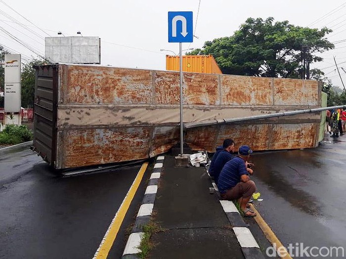 Petugas berhasil mengevakuasi truk tronton yang terguling akibat ditabrak trailer di Boyolali. Evakuasi berlangsung selama sekitar satu jam.