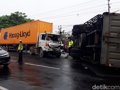 Petugas berhasil mengevakuasi truk tronton yang terguling akibat ditabrak trailer di Boyolali. Evakuasi berlangsung selama sekitar satu jam.