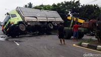 Truk tronton bermuatan permen itu berhasil dievakuasi sekitar pukul 09.00 WIB. 