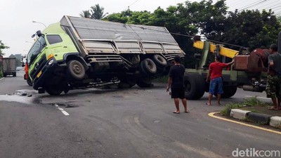 Detik-detik Evakuasi Truk Tronton yang Ditabrak Trailer di Boyolali