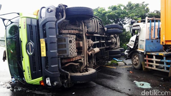 Detik-detik Evakuasi Truk Tronton yang Ditabrak Trailer di Boyolali Petugas berhasil mengevakuasi truk tronton yang terguling akibat ditabrak trailer di Boyolali. Evakuasi berlangsung selama sekitar satu jam.