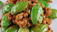 Seporsi nasi hangat makin nikmat dengan paduan sambal pete, apalagi kalau dicampur daging ayam. Pilih pete yang besar dan segar agar kelezatan sambal goreng maksimal. Begini cara membuat sambal pete dan ayam. Foto: iStock