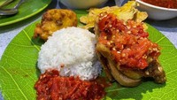 Dari tanah Sunda ada sambal dadak yang populer lezatnya. Sambal ini biasanya dipasangkan dengan ayam goreng dan nasi tutug oncom. Sambal dadak dibuat dari cabai, tomat, dan bawang merah. Resep lengkapnya ada di sini. Foto: detikfood 