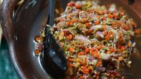 Bosan sambal terasi atau sambal goreng? Coba bikin sambal matah yang pedas segar. Sambal khas Bali ini bisa kamu buat sendiri di rumah. Ini bahan dan cara membuatnya. Foto: iStock 