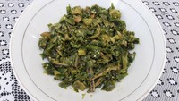 Sambal khas Minang ini jadi favorit orang Indonesia. Namanya sambal lado mudo alias sambal cabe hijau. Bahan utamanya cabe hijau segar, daun jeruk, serai, bawang, jahe, dan tomat hijau. Kamu bisa lihat resepnya di sini. Foto: detikfood 