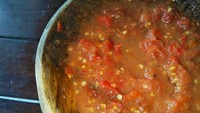 Sambal buatan warung pecel lele khas Lamongan punya ciri khas rasa pedas, asam, dan manis. Kamu bisa bikin sendiri resep ini di rumah. Bahan pelengkapnya ada kemiri, tomat merah, dan terasa goreng. Ini dia resep sambal pecel lele Lamongan. Foto: iStock