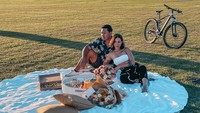 Patricia dan Darma juga tampak romantis ketika piknik di sebuah taman. Mereka juga membawa beberapa hiasan dan makanan untuk foto bersama. Foto: Instagram @pschuldtz @darmamh