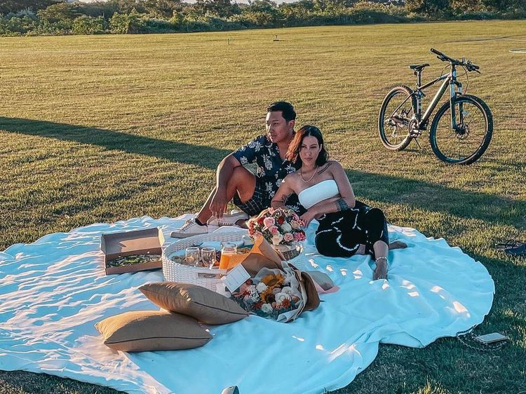 Momen Romantis DJ Patricia Sculdtz dan Anak Tommy Soeharto Saat Piknik Bareng
