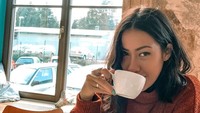 Patricia ternyata sosok yang doyan kopi. Ia berpose cantik sambil menikmati secangkir kopi hangat. Foto: Instagram @pschuldtz @darmamh