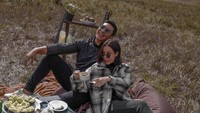 Tak hanya di luar negeri, Patricia dan Darma juga piknik di Bukit Teletubies yang ada di kasan Gunung Bromo Foto: Instagram @pschuldtz @darmamh