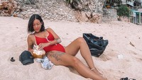 Begitu juga dengan momen liburan Patricia. Ia tampak keren saat berjemur du pinggir pantai sambil menikmati es kelapa muda. Foto: Instagram @pschuldtz @darmamh