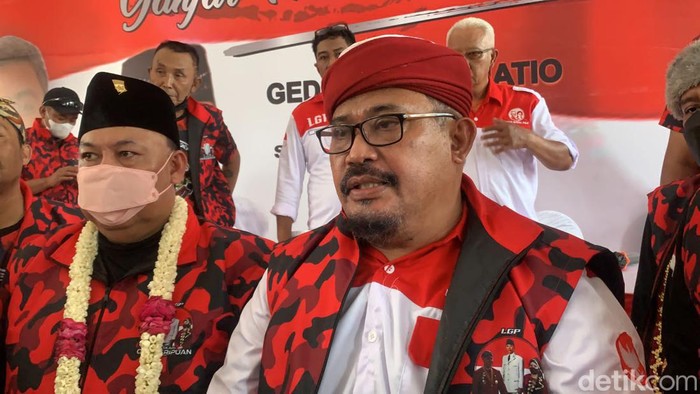 Bendera Ganjar Pranowo-Puan Maharani bertebaran di Surabaya. Bendera berwarna merah tersebut dipasang DPD Laskar Ganjar Puan (LGP) Jatim.