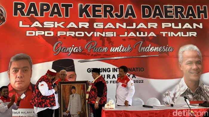Bendera Ganjar Pranowo-Puan Maharani bertebaran di Surabaya. Bendera berwarna merah tersebut dipasang DPD Laskar Ganjar Puan (LGP) Jatim.