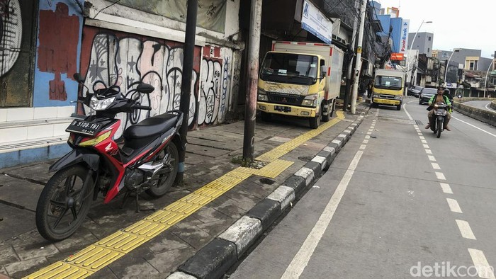Duh! Trotoar Jatinegara Jadi Tempat Parkir Mobil Trotoar adalah jalur untuk pejalan kaki. Namun, trotoar di kawasan Jatinegara ini justru dijadikan sebagai tempat parkir kendaraan.