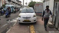 Parkir sembarangan itu akan mengganggu kenyamanan pejalan kaki yang melintas di trotoar tersebut.
