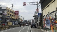 Trotoar yang telah dipercantik tersebut kini justru dimanfaatkan untuk memarkirkan kendaraan.