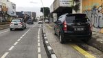 Duh! Trotoar Jatinegara Jadi Tempat Parkir Mobil