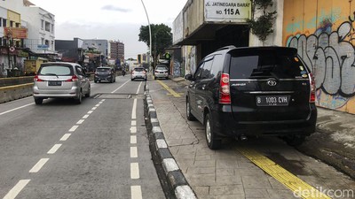 Duh! Trotoar Jatinegara Jadi Tempat Parkir Mobil