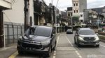 Duh! Trotoar Jatinegara Jadi Tempat Parkir Mobil
