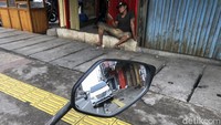 Entah siapa yang memulai, mobil-mobil pribadi bisa parkir di atas trotoar tersebut.