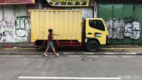 Tidak hanya mobil pribadi, mobil boks pun juga parkir sembarangan di atas trotoar tersebut.