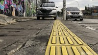 Trotoar merupakan jalur untuk pejalan kaki. Namun jalur pedestrian ini dimanfaatkan untuk parkir kendaraan.
