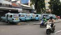 Sejumlah angkot terlihat terparkir di kawasan tersebut.
