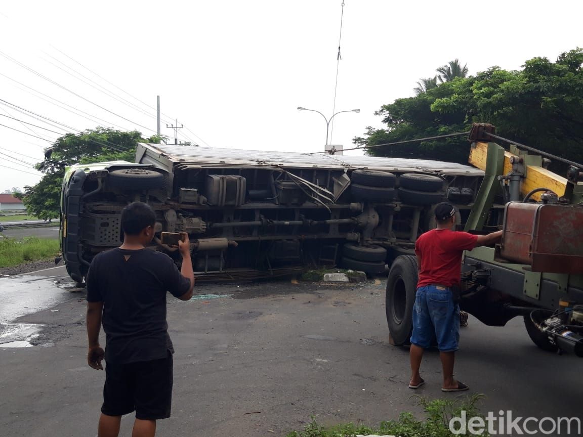 Evakuasi truk tronton yang terguling usai ditabrak trailer, Boyolali, Sabtu (5/2/2022).