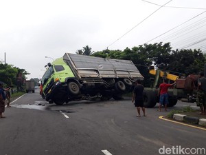 Truk Trailer Vs Tronton Boyolali, Arus Lalin dari Arah Semarang Disetop