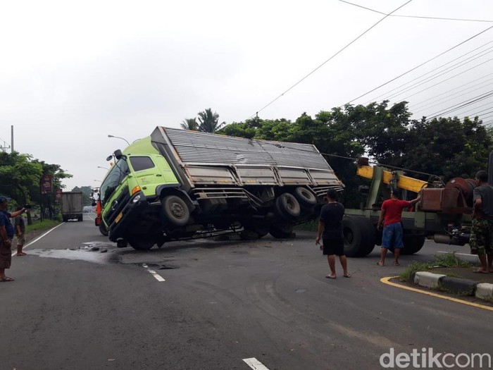 Evakuasi truk tronton yang terguling usai ditabrak truk trailer, Boyolali, Sabtu (5/2/2022).