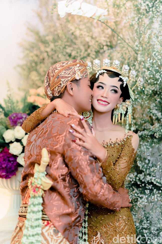 Pria yang tinggal di Wonosobo itu mengaku puas dan senang saat merias sang istri. Begitu juga sang istri senang dengan hasil makeupnya. Foto: Dok. pribadi Tio Tuhiro.