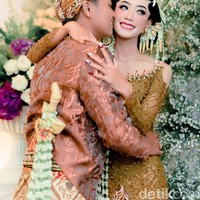 Pria yang tinggal di Wonosobo itu mengaku puas dan senang saat merias sang istri. Begitu juga sang istri senang dengan hasil makeupnya. Foto: Dok. pribadi Tio Tuhiro.