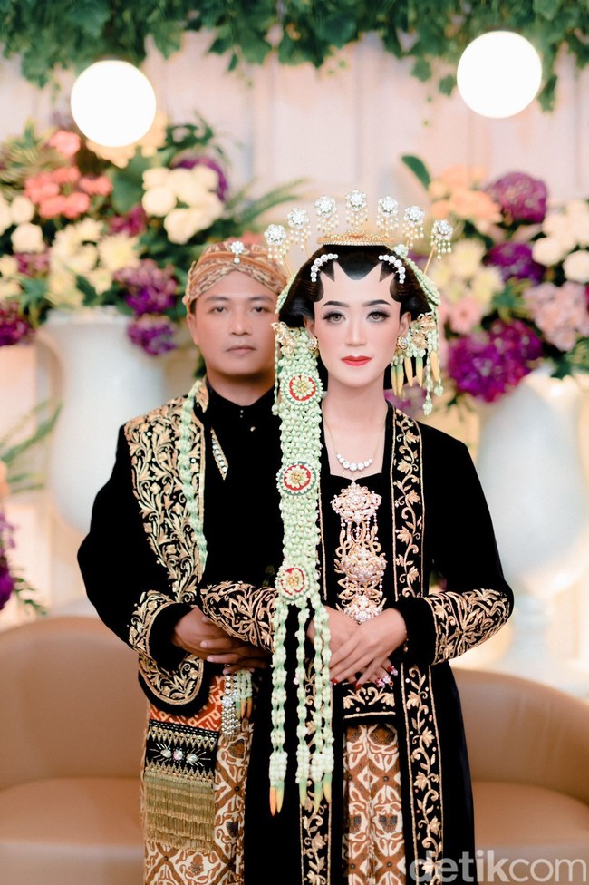 Tio menikah dengan wanita pilihannya yang bernama Fiki Nurul Liana Rezeki. Keduanya menggelar acara pernikahan pada 30 Januari 2022 dan resepsi tanggal 2 Februari 2022. Foto: Dok. pribadi Tio Tuhiro.
