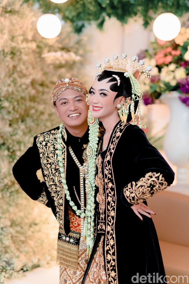 Saya bercita-cita kalau menikah, istrinya saya makeupin sendiri hehehe. Kemarin pakai adat Jawa Solo putri. Saat merias wajah sendiri pun saya sangat puas karena teman-teman MUA juga mendukung, ungkap Tio kepada Wolipop lewat WhatsApp, Jumat (4/2/2022). Foto: Dok. pribadi Tio Tuhiro.