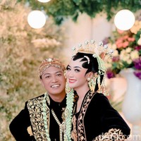 Saya bercita-cita kalau menikah, istrinya saya makeupin sendiri hehehe. Kemarin pakai adat Jawa Solo putri. Saat merias wajah sendiri pun saya sangat puas karena teman-teman MUA juga mendukung, ungkap Tio kepada Wolipop lewat WhatsApp, Jumat (4/2/2022). Foto: Dok. pribadi Tio Tuhiro.