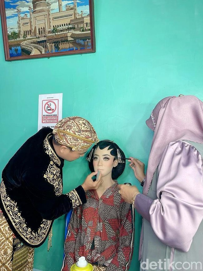 Wolipop mewawancarai Tio Tuhiro sang pengantin pria yang viral karena merias istrinya di hari pernikahan unduh mantu. Dia mengaku sudah tujuh tahun ini bekerja sebagai MUA atau makeup artist. 