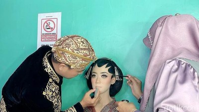 8 Potret Viral Suamiku adalah Periasku, Pengantin Pria Rias Istri Saat Nikah