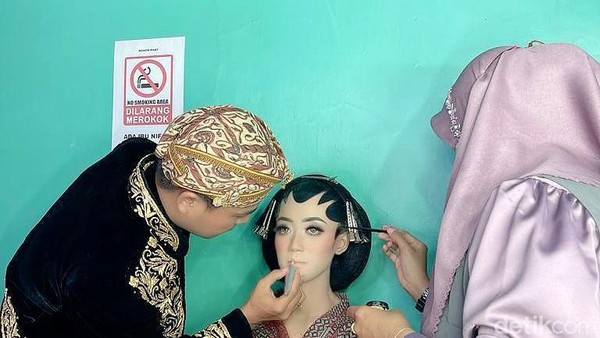 8 Potret Viral Suamiku adalah Periasku, Pengantin Pria Rias Istri Saat Nikah