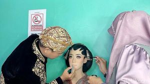 8 Potret Viral Suamiku adalah Periasku, Pengantin Pria Rias Istri Saat Nikah
