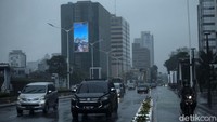 Berdasarkan laman resmi BMKG, hujan dengan intensitas ringan diperkirakan terjadi di Jakarta Timur, Jakarta Selatan dan Jakarta Barat pada Sabtu siang.