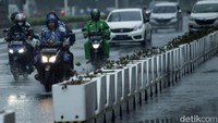 Saat cuaca seperti sekarang ini, para pengendara diharapkan membawa mantel untuk mengantisipasi hujan deras.