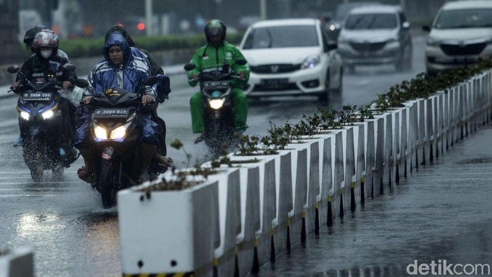 Hujan deras mengguyur Jakarta siang tadi. Sebelumya BMKG telah memprediksi hujan akan terjadi pada siang dan sore hari ini.