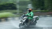 Pendengara sepeda motor menerobos hujan di kawasan Bundaran HI.